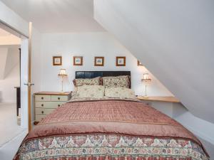 a bedroom with a large bed and two lamps at Orchard House - Uk40946 in Auchtermuchty