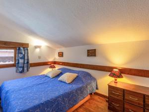 a bedroom with a blue bed and two lamps at Appartement Val-d'Isère, 4 pièces, 6 personnes - FR-1-694-139 in Val-d'Isère