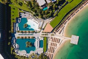 uma vista aérea de um resort perto da água em Vogue Hotel Supreme Bodrum em Torba