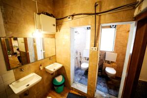 Koupelna v ubytování MAPLE SOCIAL HUBZ-HOSTEL + 11 fotografií