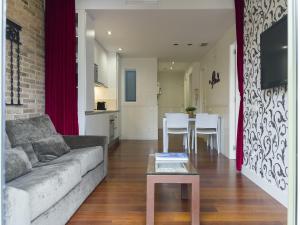 een woonkamer met een bank en een tafel bij Enjoybcn Gaudi Apartments in Barcelona