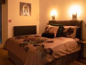 Willerby的住宿－The Linden Suite - Uk40475，卧室配有一张带面罩的床铺。