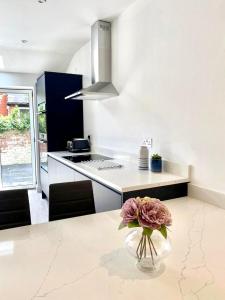 Kuchyň nebo kuchyňský kout v ubytování Mode Apartments St Annes