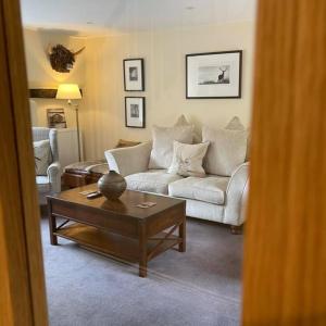 uma sala de estar com um sofá e uma mesa de centro em The Cosy Nook Cottage Company - Cosy Cottage em Warcop