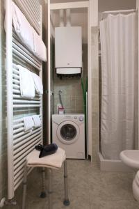 een badkamer met een wasmachine en een wastafel bij Ca' Mazzega in Murano