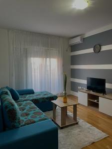 Naki apartman tesisinde bir odada yatak veya yataklar