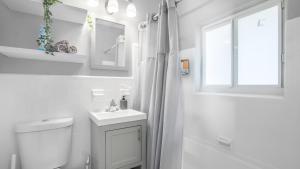 Ένα μπάνιο στο Cozy 1 BDR Unit by Beach, Mall, & Downtown FTL