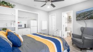 Schlafzimmer mit einem Bett und einem Deckenventilator in der Unterkunft Cozy 1 BDR Unit by Beach, Mall, & Downtown FTL in Fort Lauderdale
