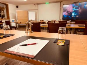 einen Stift auf einem Tisch im Klassenzimmer in der Unterkunft Hotel Gutshof Herborn in Herborn