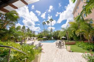 聖地亞哥洛斯卡巴的住宿－霍德帕花園酒店，一个带游泳池和棕榈树的庭院