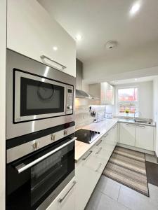 Kuchyň nebo kuchyňský kout v ubytování Mode Apartments St Annes