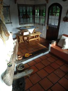 ein Wohnzimmer mit einer Bank und einem Tisch in der Unterkunft Cabaña del bosque 5 personas equipada totalmente in La Paloma