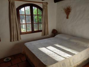 1 dormitorio con cama y ventana en Cabaña del bosque 5 personas equipada totalmente, en La Paloma