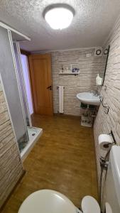 ナポリにあるCasa Adelaideのバスルーム(トイレ、洗面台付)