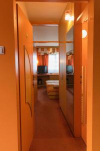 korytarzem prowadzącym do pokoju z sypialnią w obiekcie MC Hotel w mieście Žalec