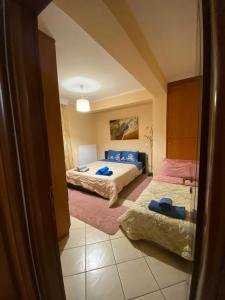 Postel nebo postele na pokoji v ubytování Bakopoulos resort.Ενα όμορφο διαμέρισμα με τζάκι