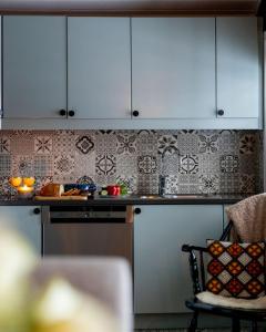 uma cozinha com armários azuis e uma bancada em Vollsnes Feriehus em Hjelle