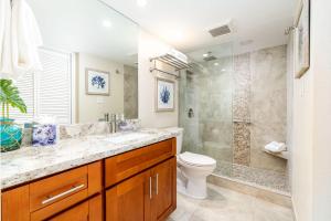 Et badeværelse på Kuleana 405 Oceanfront 1Bedroom condo
