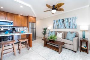Køkken eller tekøkken på Kuleana 405 Oceanfront 1Bedroom condo