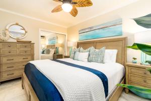 En eller flere senge i et værelse på Kuleana 405 Oceanfront 1Bedroom condo