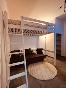 ナポリにあるVesuvio Houseのベッドルーム1室(二段ベッド1組、はしご付)