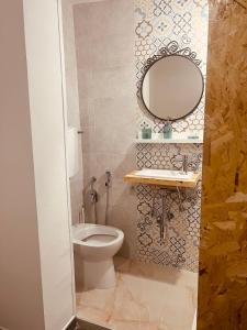 ナポリにあるVesuvio Houseのバスルーム(トイレ、鏡付)