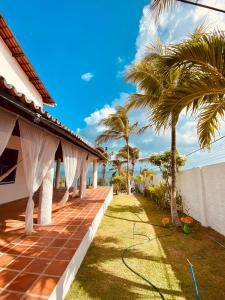 ein Haus mit einem Garten und einem Schlauch in der Unterkunft Montepascual Ecovillage in Lagoinha