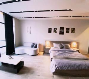 Postel nebo postele na pokoji v ubytování laperla chalet villa di lusso deadsea