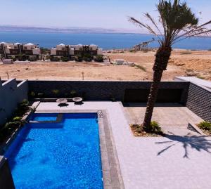Bazén v ubytování laperla chalet villa di lusso deadsea nebo v jeho okolí