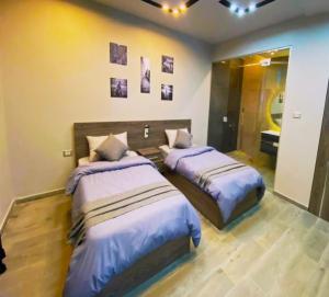 Postel nebo postele na pokoji v ubytování laperla chalet villa di lusso deadsea