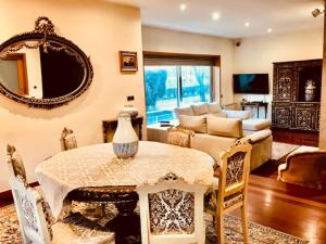 - un salon avec une table et un canapé dans l'établissement Bracara luxury guesthouse, à Braga