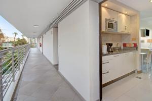 einen Flur mit Küche und Balkon in der Unterkunft Dfm Happy Days F - Funchal in Funchal