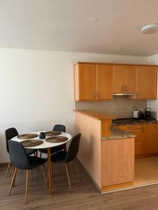 uma cozinha com mesa e cadeiras num quarto em Apartment Aurora em Moravske-Toplice