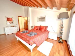 Кровать или кровати в номере ERMAN HOUSE - Calle veneziana in Riviera del Brenta +19 фотографий