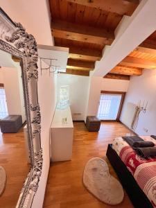 1 dormitorio con espejo y 1 cama en una habitación en ERMAN HOUSE - Calle veneziana in Riviera del Brenta, en Dolo