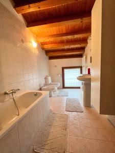 een badkamer met 2 toiletten en een bad bij ERMAN HOUSE - Calle veneziana in Riviera del Brenta in Dolo
