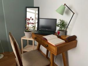 escritorio con ordenador portátil y espejo en Comfortable house in Üsküdar İstanbul Turkey, en Estambul