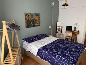 um quarto com uma cama e um quadro na parede em Comfortable house in Üsküdar İstanbul Turkey em Istambul