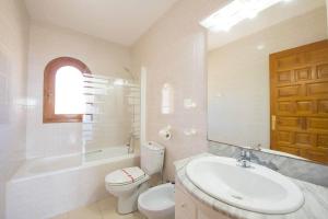 Koupelna v ubytování Villa Cactus - PlusHolidays + 14 fotografií