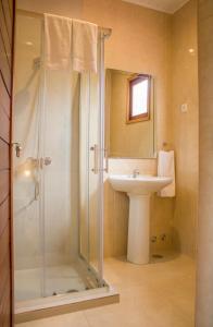 a bathroom with a shower and a sink at Welfare AgroTurismo in Milagrosa