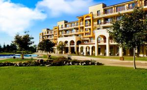 un gran edificio de apartamentos con un parque enfrente en Lighthouse Golf Resort, 75 mp2, with balcony, en Balchik