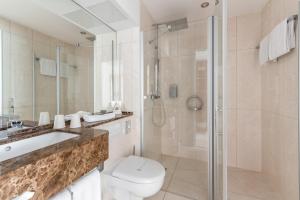 e bagno con doccia, servizi igienici e lavandino. di AdvaStay by KING's a Monaco