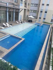 een uitzicht op een groot blauw zwembad in een gebouw bij The persimmon condominium mabolo cebu city in Cebu City