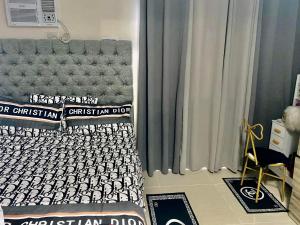 een slaapkamer met een bed en een gordijn bij The persimmon condominium mabolo cebu city in Cebu City