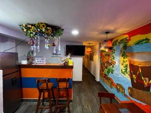 Televiisor ja/või meelelahutuskeskus majutusasutuses Acuarios Hostal