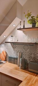 uma cozinha com um balcão e prateleiras na parede em Cosy Country Retreat in the Brecon Beacons em Crickhowell
