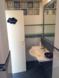 uma casa de banho com um lavatório e um espelho em Ponza Holiday Homes - Porto em Ponza