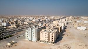 eine Luftansicht einer Stadt mit hohen Gebäuden in der Unterkunft DUQUM PLAZA HOTEL in Duqm