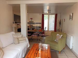 sala de estar con sofá blanco y mesa en Well equipped apartment, large terrace, BBQ & WIFI, en Ria