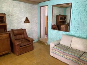 sala de estar con sofá y silla en ze-ora, en La Pedrera